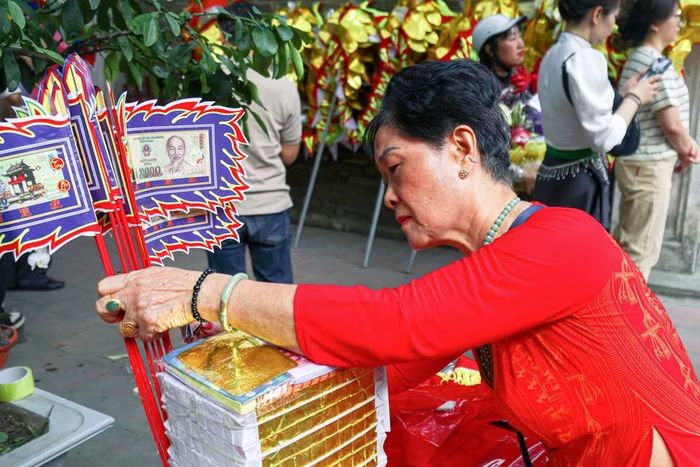 Người dân nô nức chuẩn bị lễ vật dâng lên Cao Sơn Đại Vương. (Ảnh: Phương Thảo/Vietnam+)