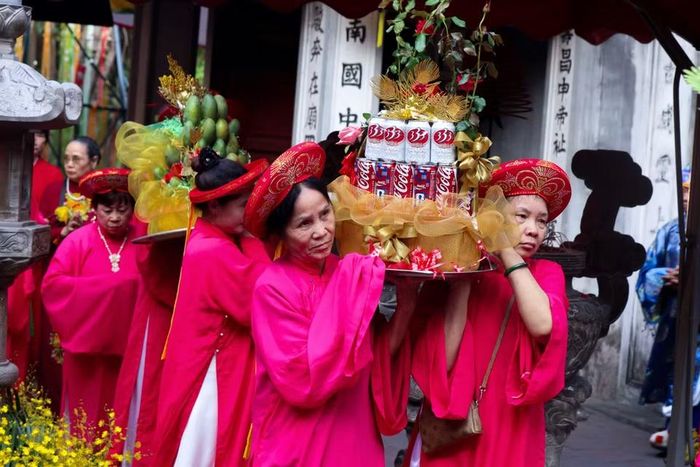 Sau nghi lễ chính do đội tế nam thực hiện, đội tế nữ tiến hành dâng lễ. (Ảnh: Phương Thảo/Vietnam+)