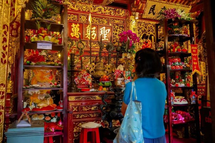 Từng nghi thức được thực hiện trang trọng, thể hiện lòng thành kính đối với Đức Thượng đẳng tối linh thần Cao Sơn Đại Vương – vị thần trấn giữ phía Nam kinh thành Thăng Long xưa. Không gian lễ hội mang đậm sắc thái linh thiêng, kết nối quá khứ với hiện tại, góp phần bồi đắp đời sống tinh thần cộng đồng. (Ảnh: Phương Thảo/Vietnam+)