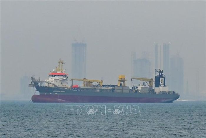 Tàu thương mại neo đậu ngoài khơi bờ biển thành phố Dubai, Các tiểu vương quốc Arab thống nhất khi hệ thống hàng hải bị gián đoạn tại eo biển Hormuz, ngày 2/3/2026. Ảnh: Anadolu Agency/TTXVN