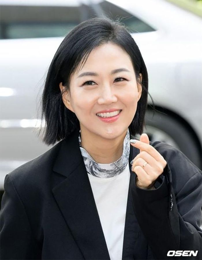 Jang Yoon Jung cũng gửi lời nhắn đến khán giả rằng không nên quá bận tâm đến những tin giả lan truyền trên mạng.