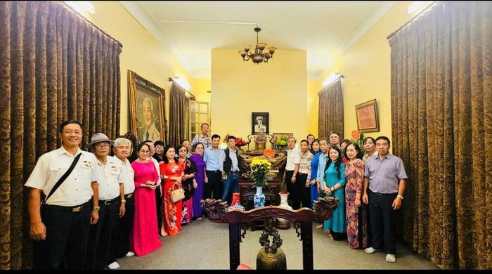 Các thành viên Đoàn công tác dâng hương tưởng nhớ Đại tướng Võ Nguyên Giáp tại nhà số 30 Hoàng Diệu, Hà Nội.