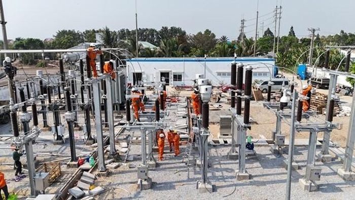Cán bộ công nhân viên EVNSPC làm xuyên lễ 30/4-1/5 để đẩy nhanh tiến độ đưa các công trình 110kV vào vận hành. Ảnh: EVNSPC.