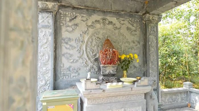 Bên lối vào thác, một điện thờ nhỏ được dựng lên để du khách ghé qua có thể thành kính dâng hương, tưởng nhớ công lao của vị anh hùng dân tộc Lê Lợi và nghĩa quân Lam Sơn buổi đầu khởi nghĩa