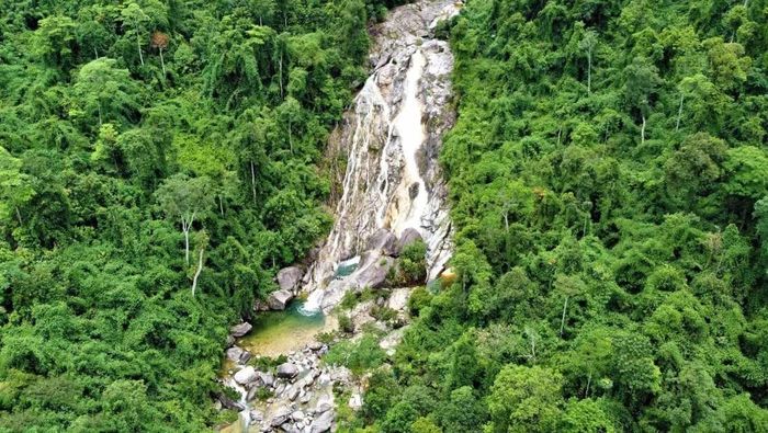 Toàn cảnh Thác Ma Hao nhìn từ trên cao, nổi bật giữa thảm rừng xanh bạt ngàn của xứ Thanh.