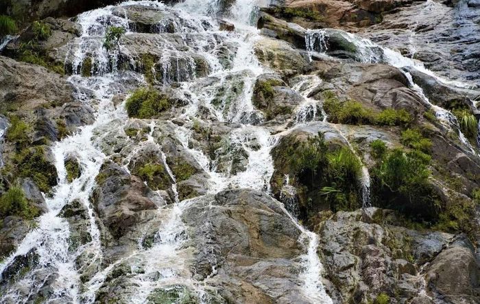 Ở độ cao khoảng 1200m so với mực nước biển, Thác Ma Hao mang trong mình vẻ đẹp hoang sơ và không khí mát mẻ, trong lành quanh năm.