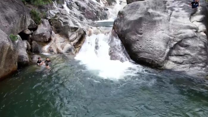 Du khách ghé thăm có thể hòa mình vào dòng nước mát lạnh và tận hưởng bầu không khí trong lành của núi rừng.