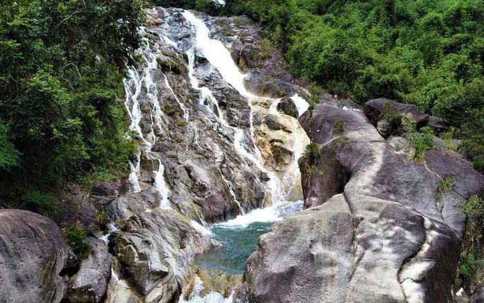 Những tầng thác nối tiếp nhau len lỏi qua các phiến đá, tạo thành dòng chảy mềm mại giữa núi rừng