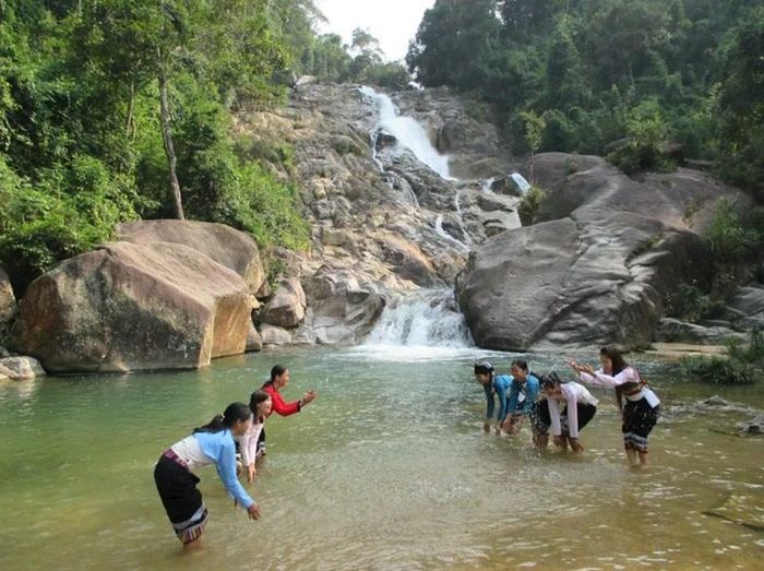Tạm xa những ồn ào náo nhiệt, hòa mình trong cảnh sắc thơ mộng mà thiên nhiên ban tặng cho mảnh đất này, tâm hồn mỗi người dường như cũng thư thái và an yên hơn.