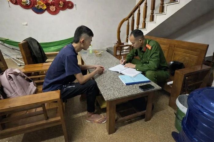 Công an xã Thọ Phú làm việc với người dân tại nhà, nắm tình hình, kịp thời tuyên truyền, phòng ngừa các hành vi vi phạm pháp luật ngay từ cơ sở.