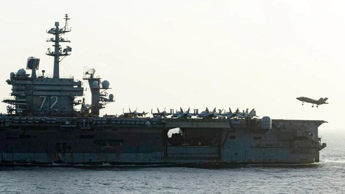 Tàu sân bay USS Abraham Lincoln (CVN 72) triển khai hoạt động phong tỏa của Mỹ tại biển Ả Rập hôm 16/4. Ảnh: CENTCOM.