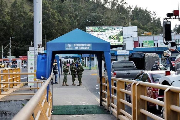 Binh sĩ canh gác tại Cầu quốc tế Rumichaca ở khu vực biên giới giữa Ecuador và Colombia, tại Tulcan, Ecuador, hôm 30 tháng 4 năm 2026, trong bối cảnh hoạt động thương mại sụt giảm. Ảnh: Reuters.
