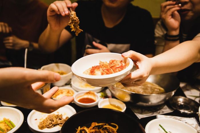 Xu hướng cùng ăn, cùng mua dựa trên văn hóa chia sẻ chi phí mua hàng số lượng lớn tại các nhà bán lẻ như Costco Wholesale và Trader's Wholesale Club.
