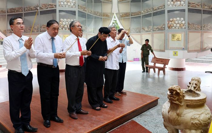 Đại biểu thắp hương tưởng niệm các nạn nhân.