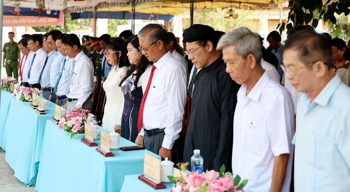 Đại biểu mặc niệm tưởng niệm các nạn nhân.