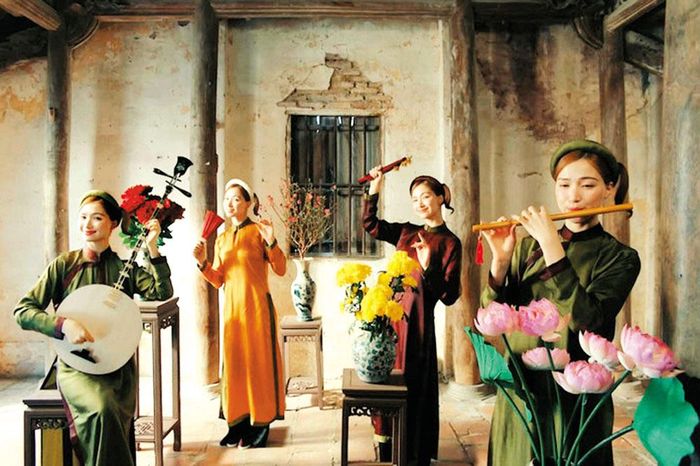  Tranh Tố Nữ (thuộc dòng tranh dân gian Đông Hồ) được ca sĩ Hòa Minzy tái hiện trong MV Bắc Bling. 