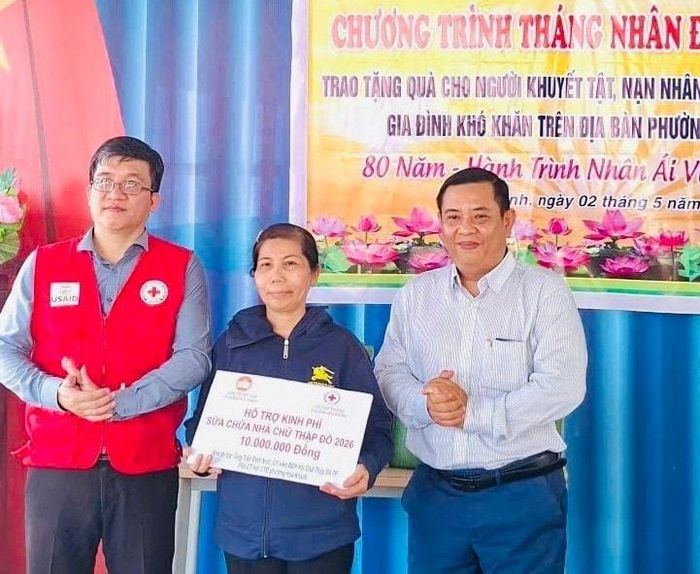 Hội Chữ thập đỏ phường Hòa Khánh hỗ trợ kinh phí sửa chữa nhà ở cho hộ ông Nguyễn Từ. Ảnh: V.D