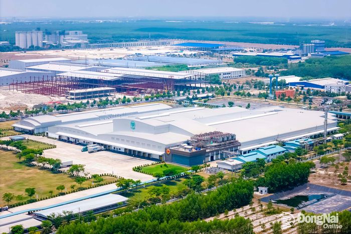 Khu công nghiệp Becamex - Bình Phước (phường Chơn Thành) là điểm kết nối chiến lược giữa Đông Nam Bộ, Tây Nguyên và Campuchia đang đẩy mạnh thu hút đầu tư. Ảnh: Công Nghĩa