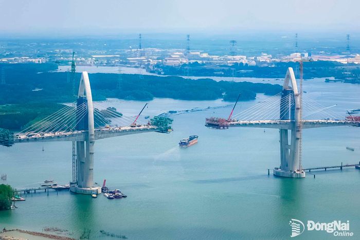 Cầu dây văng Phước An sắp hoàn thành, kết nối Đồng Nai và Thành phố Hồ Chí Minh. Công trình góp phần giảm tải áp lực cho tuyến quốc lộ 51, đồng thời hoàn thiện hệ thống logistics quốc gia và thúc đẩy phát triển kinh tế khu vực. Ảnh: Công Nghĩa