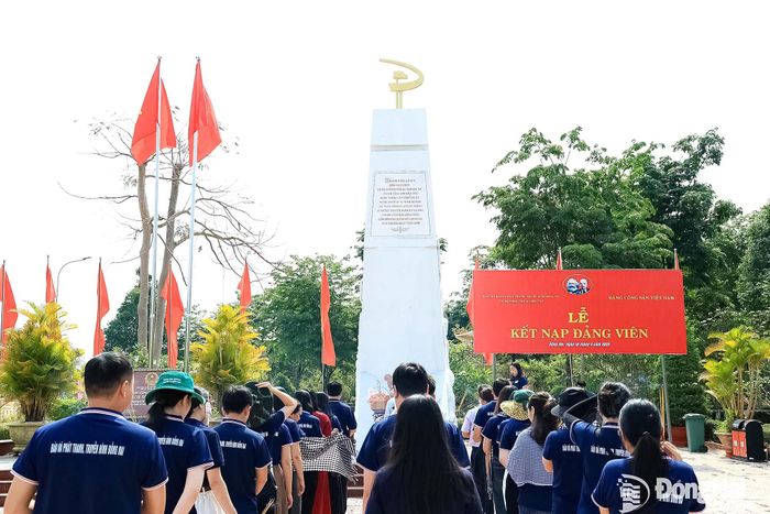 Những lớp đảng viên tiếp nối của Đảng bộ Đồng Nai được kết nạp Đảng tại Di tích cách mạng Phú Riềng Đỏ. Đây là nơi thành lập Chi bộ Đảng đầu tiên của vùng Đông Nam Bộ. Ảnh: Công Nghĩa