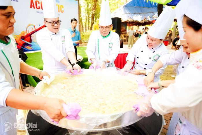 Các đầu bếp thực hiện món Chả bắp hạt điều khổng lồ