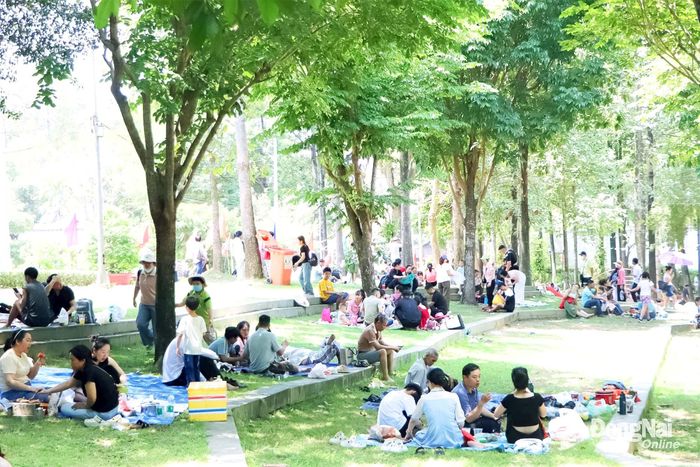Khách du lịch đến Khu du lịch Bửu Long vui chơi, giải trí cùng gia đình. Ảnh: Thủy Mộc