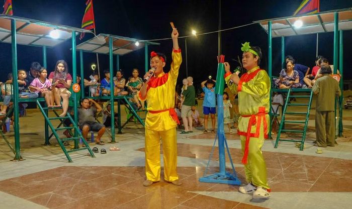  Hội đánh bài chòi dân gian thu hút đông đảo người dân, du khách tham gia tạo thêm không khí lễ hội rộn ràng. Ảnh: Ngọc Nhuận 