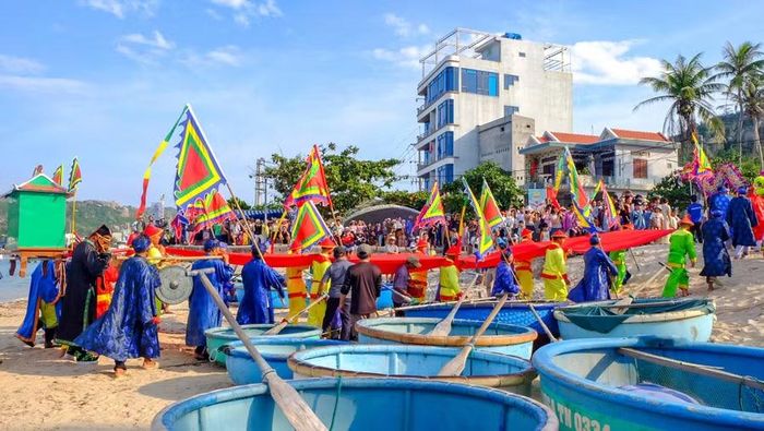  Đông đảo người dân và du khách tham dự khai mạc Lễ hội cầu ngư xã Nhơn Châu năm 2026. Ảnh: Ngọc Nhuận 