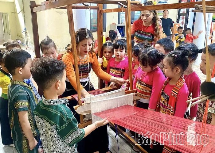 Các di sản văn hóa của đồng bào dân tộc Thái được quan tâm bảo tồn và phát huy trong các trường học trên địa bàn xã Mai Châu.