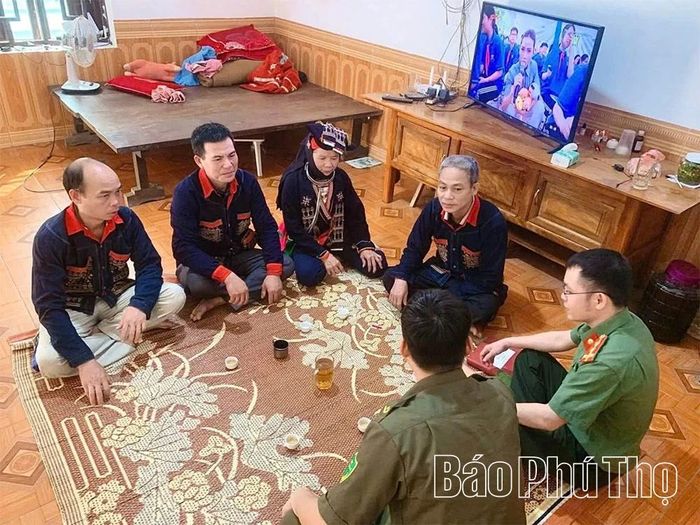 Công an xã Liên Sơn gặp gỡ người có uy tín các xóm người Dao trao đổi thông tin về an ninh trật tự và các quy định mới của pháp luật.