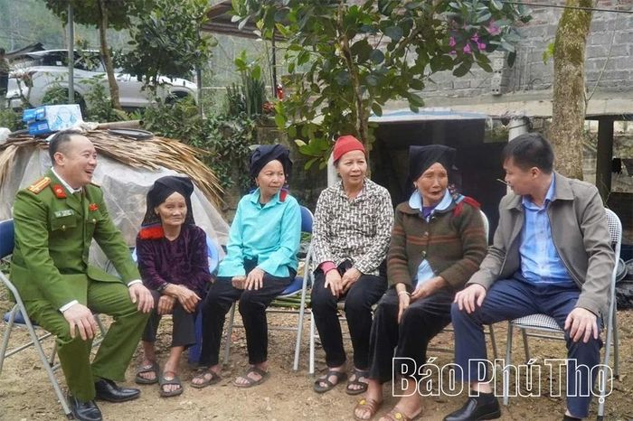 Công an xã Tân Mai thường xuyên xuống địa bàn nắm tình hình, tuyên truyền, vận động bà con chấp hành tốt chủ trương của Đảng, chính sách, pháp luật của Nhà nước; không tin, không nghe theo các luận điệu chia rẽ, xuyên tạc.
