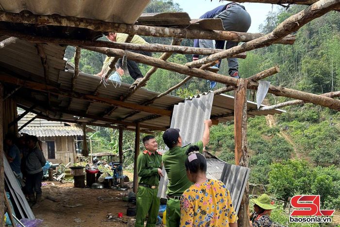 Lực lượng chức năng hỗ trợ người dân sửa chữa nhà cửa bị hư hỏng. Ảnh: CTV.