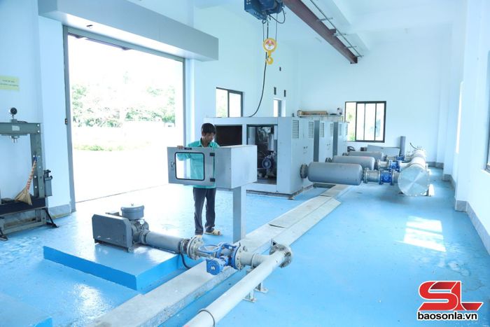 Công nhân Công ty CP Kỹ thuật SEEN quản lý, vận hành Nhà máy xử lý nước thải thành phố Sơn La.