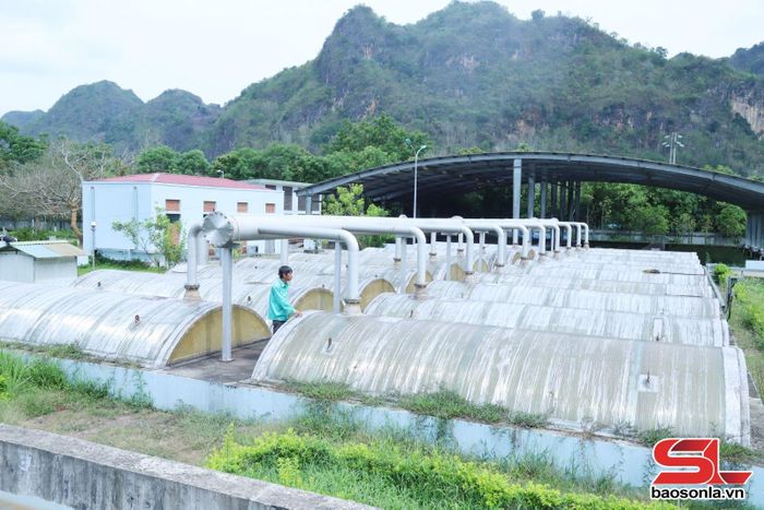 Công nhân Công ty CP Kỹ thuật SEEN kiểm tra hệ thống bể khí tại Nhà máy xử lý nước thải thành phố Sơn La.