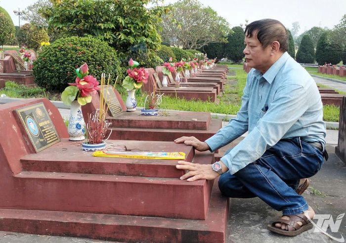 Ông Nguyễn Đức Cường bên mộ em trai - Liệt sĩ Nguyễn Văn Quỳ.