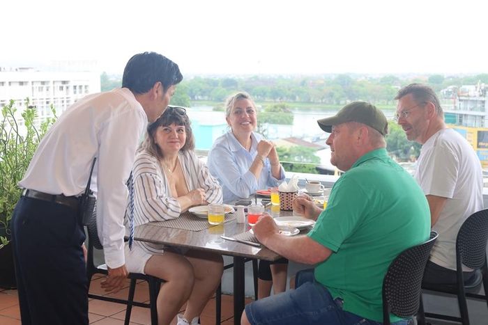 Nhân viên khách sạn Parkview Huế nhiệt tình phục vụ khách