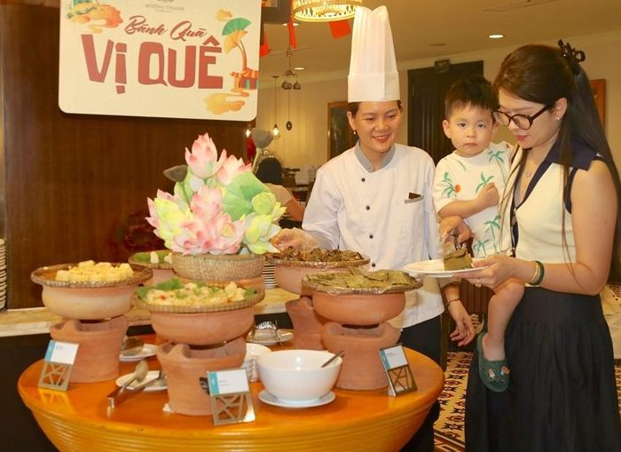  Không gian bày biện các món ăn Huế phục vụ khách lưu trú tại khách sạn 