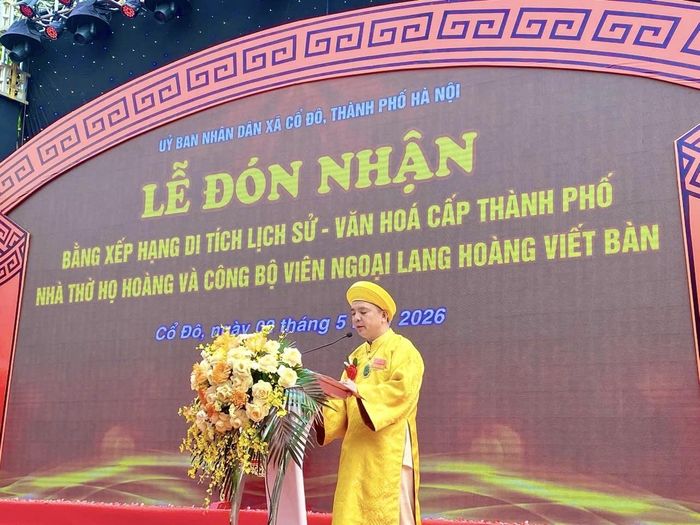 Ông Hoàng Xuân Mai - Thủ nhang Đền Rừng (Bồ Đề, Hà Nội), đời thứ 14 của dòng họ đáp từ, cảm tạ tại buổi lễ.
