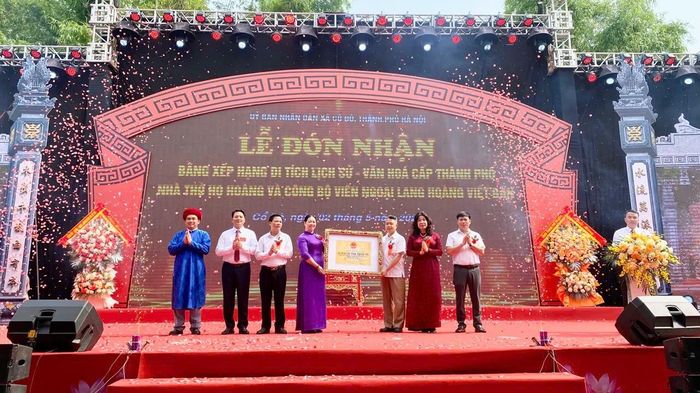 Đại diện Sở Văn hóa và Thể thao Hà Nội, Sở Dân tộc và Tôn giáo Hà Nội đã trao Bằng xếp hạng di tích; đại diện Đảng bộ, chính quyền và dòng họ Hoàng trân trọng đón nhận.