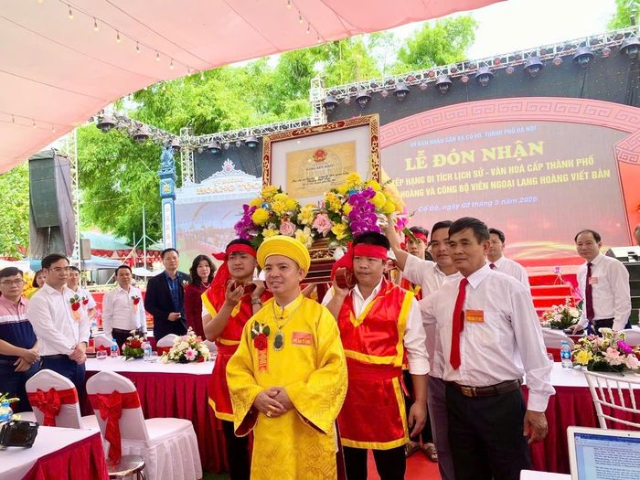 Ban Tổ chức trang nghiêm tổ chức nghi thức rước Bằng xếp hạng di tích về nhà thờ.