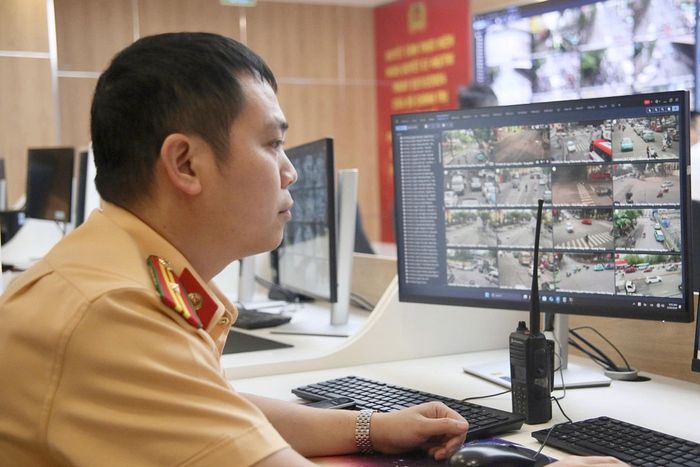 Thiếu tá Trần Đình Hoàng trong ca trực tại Trung tâm điều khiển giao thông