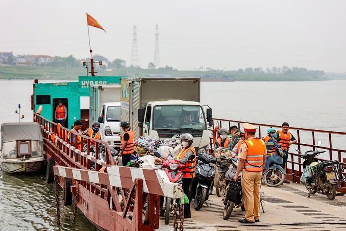 Cảnh sát đường thủy Hà Nội kiểm soát phương tiện vận tải khách trên sông Hồng