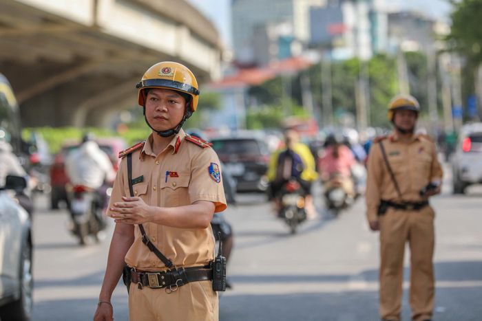 CSGT làm nhiệm vụ trên tuyến Phạm Hùng