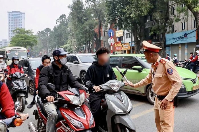 CSGT xử lý trường hợp không đội mũ bảo hiểm