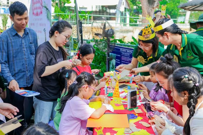 Phụ huynh đưa con đến Thảo Cầm Viên Sài Gòn vui chơi dịp lễ 30/4.