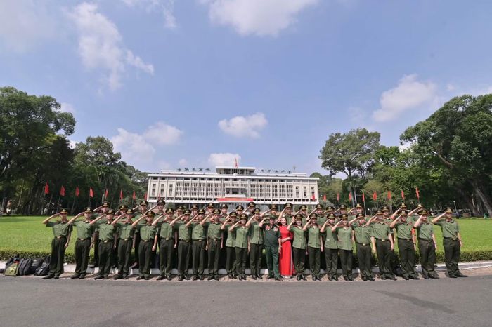 Các học viên Trường Đại học ANND tham quan Dinh Độc Lập dịp lễ 30/4.