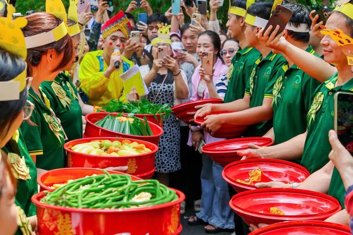 Lễ vật đám cưới của hươu cao cổ là rau, củ.