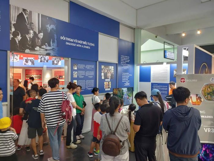 Người dân và du khách tham quan Bảo tàng Chứng tích Chiến tranh và trải nghiệp công nghệ thực tế ảo VR360. 