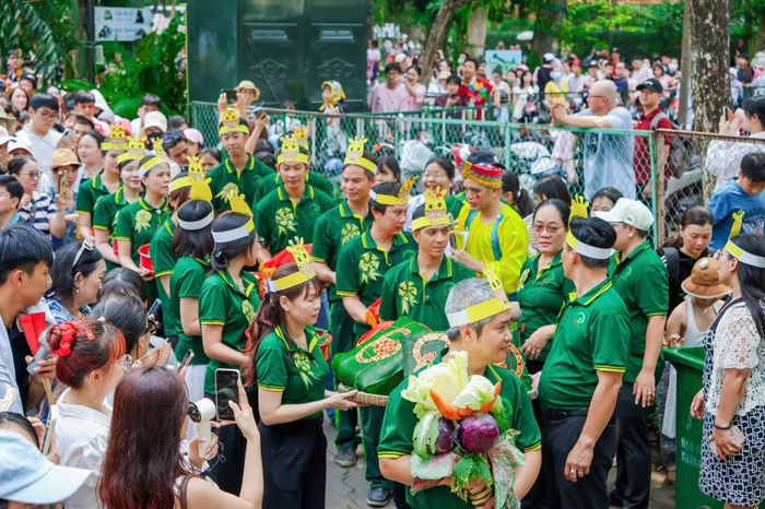 Lễ cưới của hưu cao cổ tại Thảo Cầm Viên Sài Gòn.