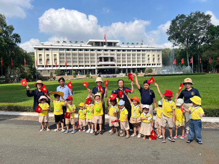 Các cháu bé phấn khởi khi được đến tham quan Dinh Độc Lập.